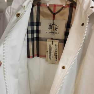 New "Burberry authentic white raincoat" size 12🤍 Gorgeous 😍